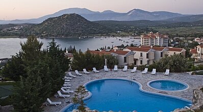 Akay Garden Family Club Havuz / Deniz