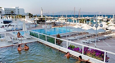 Altınyunus Resort Thermal Hotel Havuz / Deniz