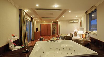 Crystal Admiral Resort Suites Spa Oda