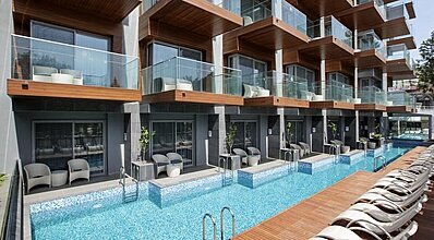 Double Tree By Hilton Kusadasi Havuz / Deniz