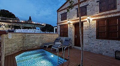 Double Tree By Hilton Kusadasi Havuz / Deniz