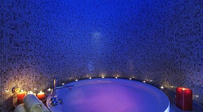 Double Tree By Hilton Kusadasi Havuz / Deniz