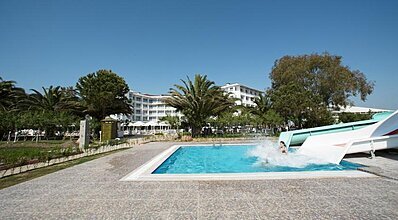 Le Monde Beach Resort & Spa Havuz / Deniz