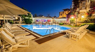 Moonshine Hotel & Suites Havuz / Deniz