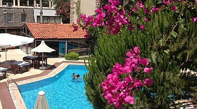 Moonshine Hotel & Suites Havuz / Deniz