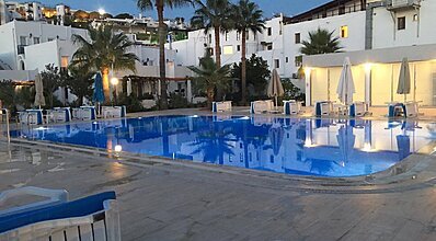 Nagi Beach Hotel Havuz / Deniz