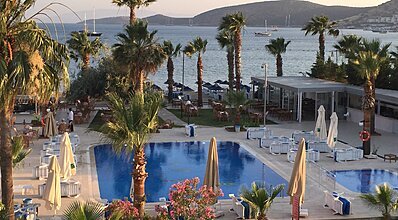 Nagi Beach Hotel Havuz / Deniz