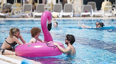 Öz Hotels Sui Havuz / Deniz