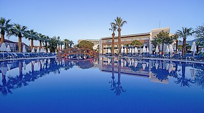 Palm Wings Kusadasi Beach Resort Havuz / Deniz