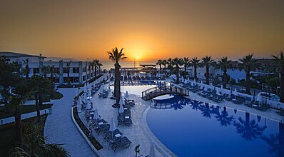 Palm Wings Kusadasi Beach Resort Havuz / Deniz