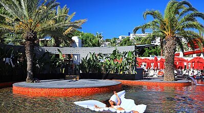 Very Chic Otel Havuz / Deniz